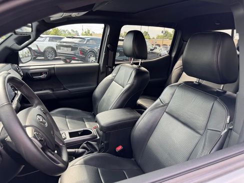 Used 2022 Toyota Tacoma TRD Sport w/ TRD Premium Sport Package AWD/4WD image 9