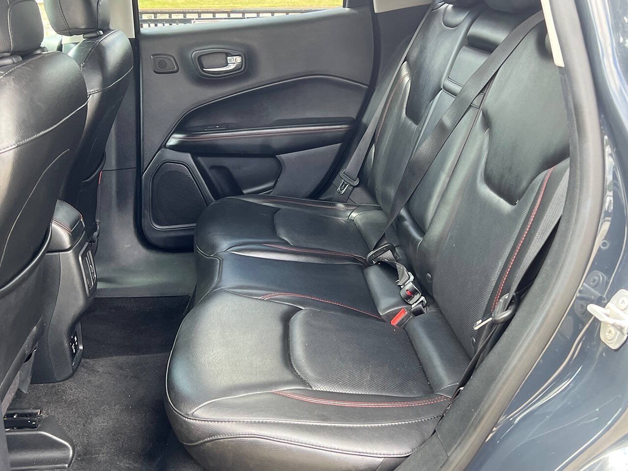 Used 2018 Jeep Compass Trailhawk w/ Leather Interior Group AWD/4WD image 16