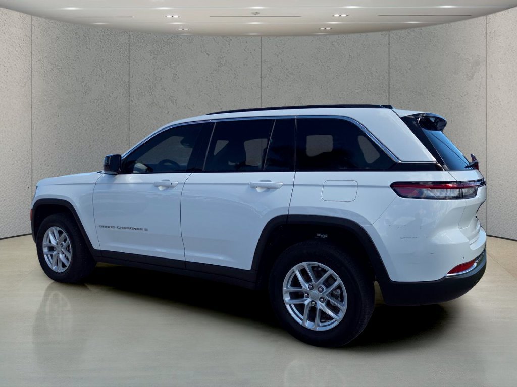 Used 2025 Jeep Grand Cherokee Laredo RWD image 9