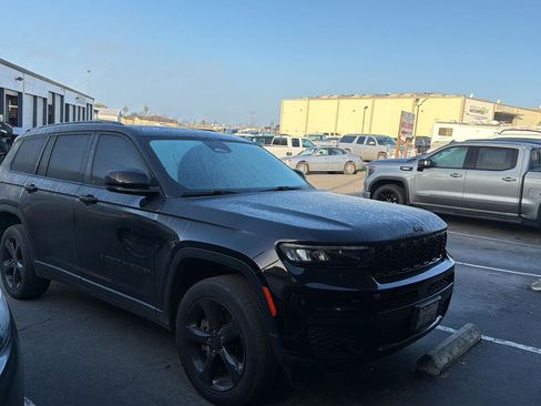 Used 2023 Jeep Grand Cherokee L Laredo image 3