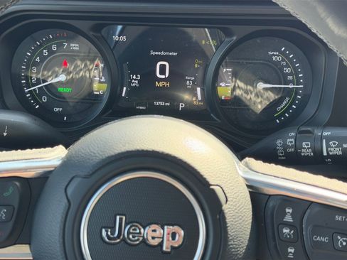 Used 2025 Jeep Wrangler Unlimited Sahara AWD/4WD image 31