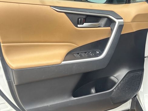 Used 2023 Toyota RAV4 XLE Premium image 5