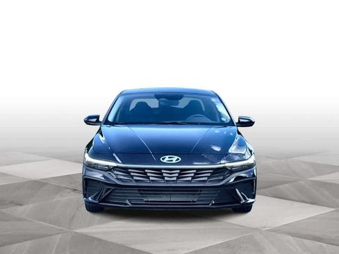 Used 2025 Hyundai Elantra SE FWD image 3