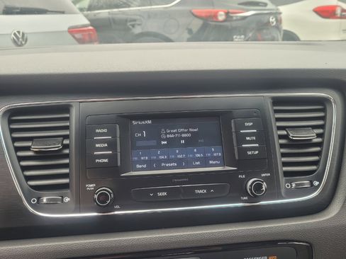 Used 2018 Kia Sedona L image 17