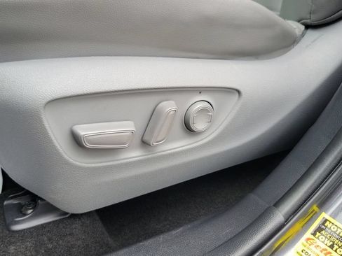 Used 2023 Toyota Highlander XLE FWD image 16