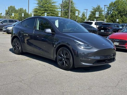 Used 2024 Tesla Model Y Long Range AWD/4WD image 1