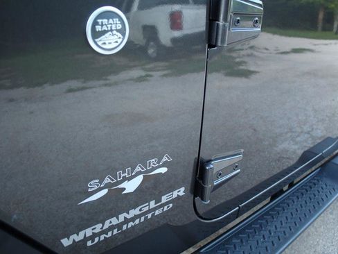 Used 2016 Jeep Wrangler Unlimited Sahara w/ Connectivity Group AWD/4WD image 10
