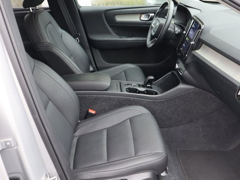 Used 2025 Volvo XC40 B5 Core image 36