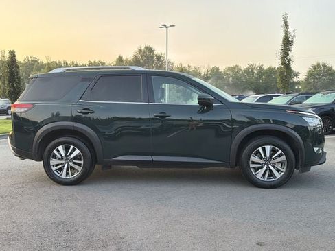 Used 2025 Nissan Pathfinder SL FWD image 2