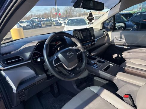 Used 2021 Toyota Sienna XLE image 11