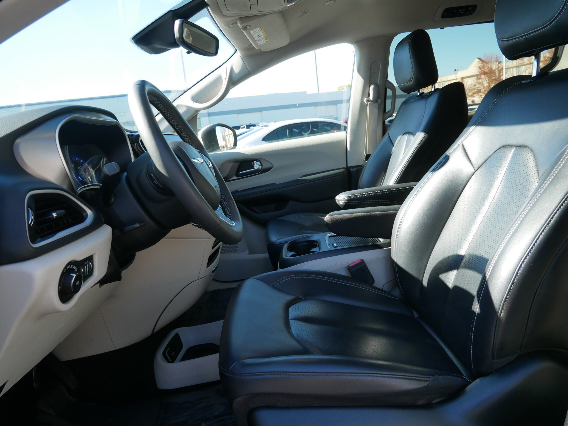 Used 2023 Chrysler Pacifica Touring-L FWD image 21
