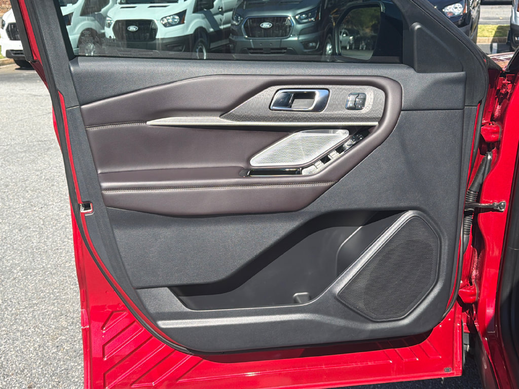 Used 2025 Ford Explorer Platinum RWD image 10