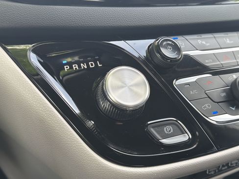 Used 2024 Chrysler Pacifica Touring-L FWD image 16