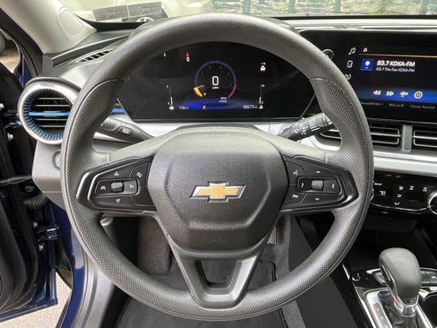 Used 2024 Chevrolet Trax LT image 11