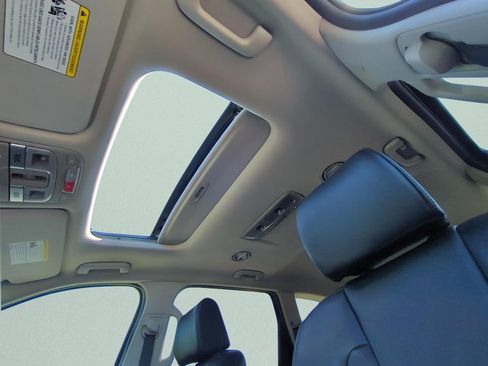Used 2025 Kia Telluride S FWD image 17