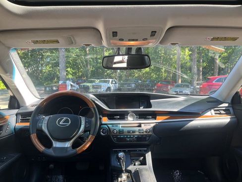 Used 2013 Lexus ES 300h w/ Luxury Pkg FWD image 22