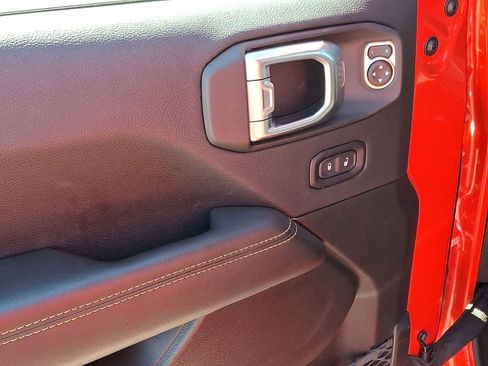 Used 2025 Jeep Wrangler Sahara image 28