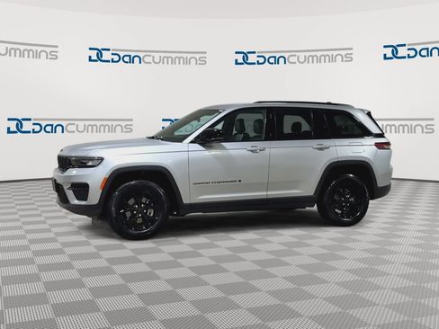 Used 2025 Jeep Grand Cherokee Altitude AWD/4WD image 6