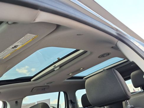 Certified 2023 GMC Acadia SLE w/ Driver Convenience Package FWD image 17