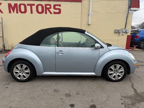 Used 2010 Volkswagen Beetle Base PZEV 2dr Convertible image 4