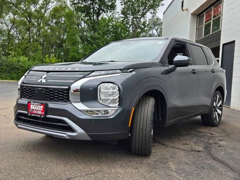 New 2025 Mitsubishi Outlander SE image 3