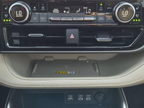 Used 2023 Toyota Highlander Limited FWD image 17
