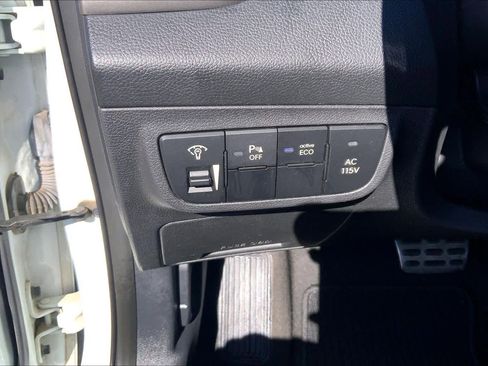 Used 2013 Hyundai Veloster w/ Style Pkg image 32