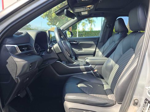 Used 2021 Toyota Highlander XSE FWD image 24