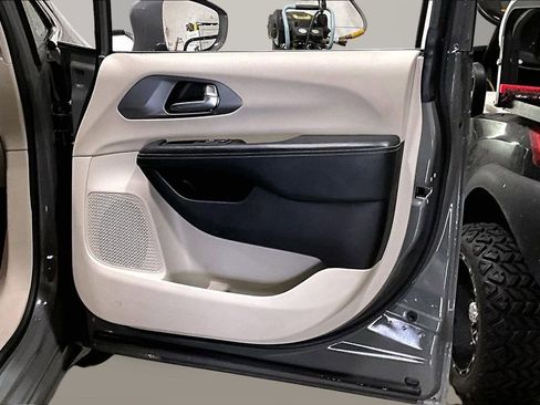 Used 2022 Chrysler Pacifica Touring-L image 27