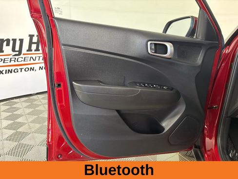 Used 2025 Hyundai Venue SEL FWD image 9