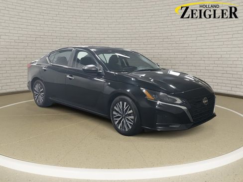 Used 2024 Nissan Altima 2.5 SV image 3
