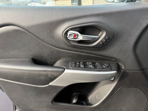 Used 2018 Jeep Cherokee Overland image 34