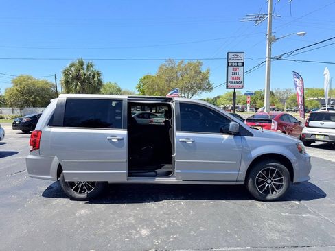 Used 2016 Dodge Grand Caravan SE FWD image 6