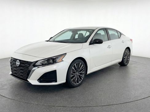 Used 2025 Nissan Altima 2.5 SV image 3