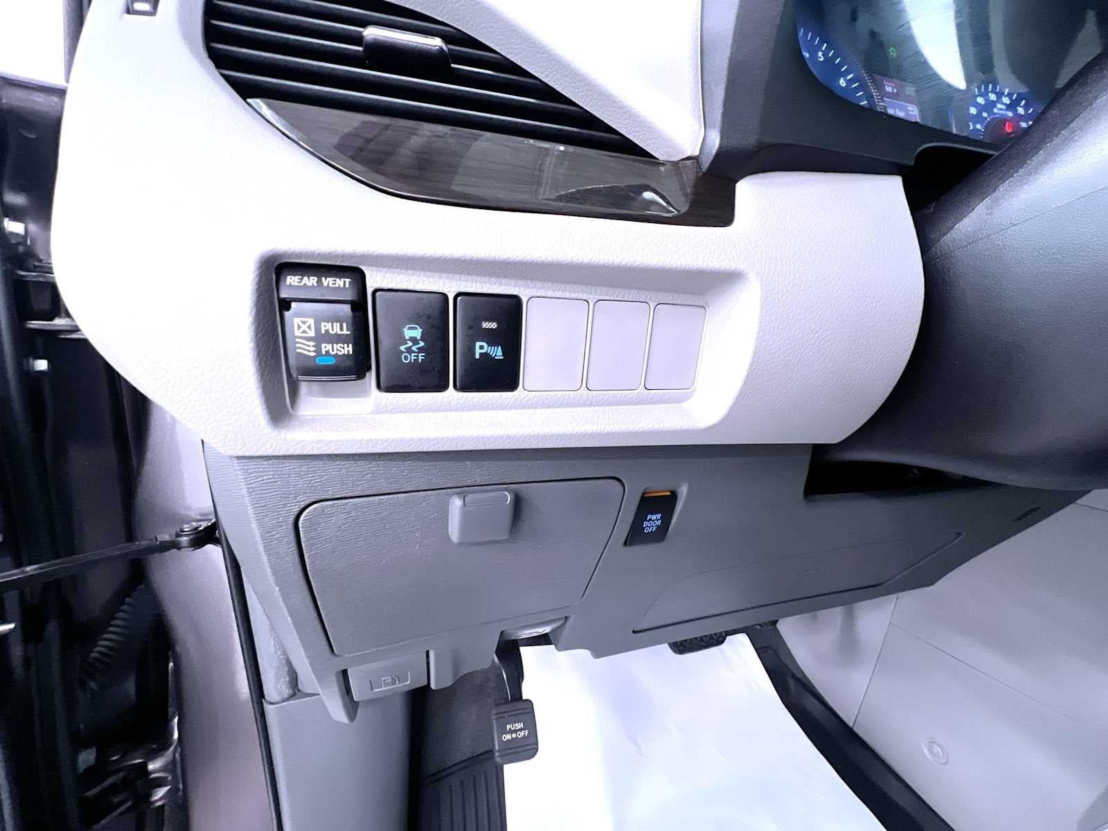 Used 2019 Toyota Sienna XLE w/ XLE Navigation Package FWD image 16