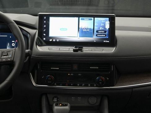 Used 2025 Nissan Rogue Platinum w/ Tech Package image 27