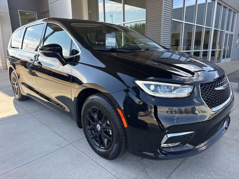 Used 2024 Chrysler Pacifica Touring-L image 10