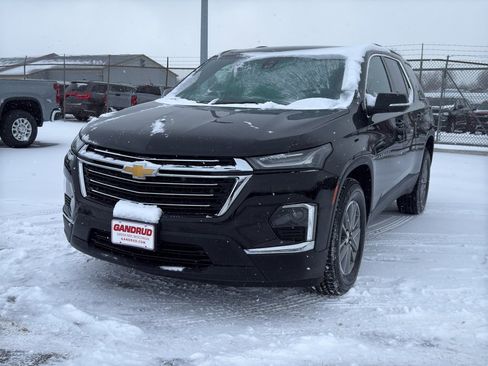 Used 2023 Chevrolet Traverse LT image 2