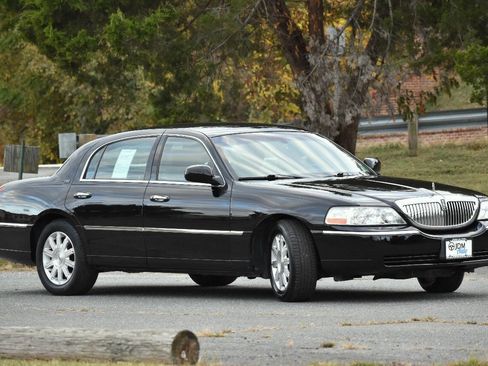 Used 2011 Lincoln Town Car Signature Limited image 4