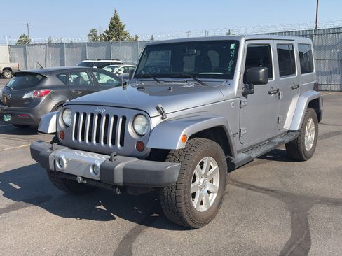 Used 2013 Jeep Wrangler Unlimited Sahara w/ Connectivity Group AWD/4WD image 3