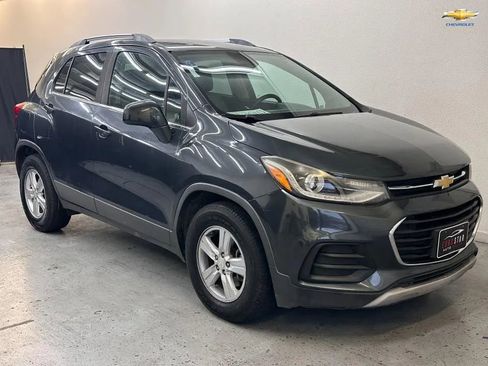 Used 2017 Chevrolet Trax LT w/ Driver Confidence Package FWD image 1
