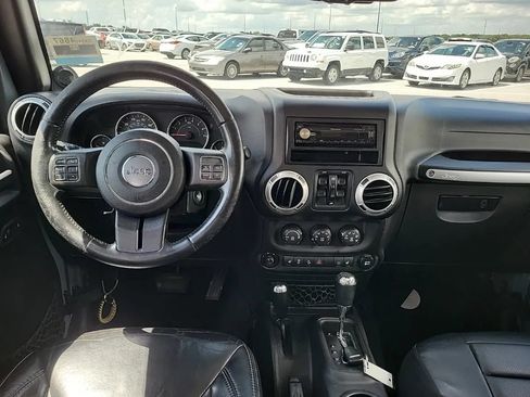 Used 2014 Jeep Wrangler Unlimited Sahara w/ Connectivity Group AWD/4WD image 8