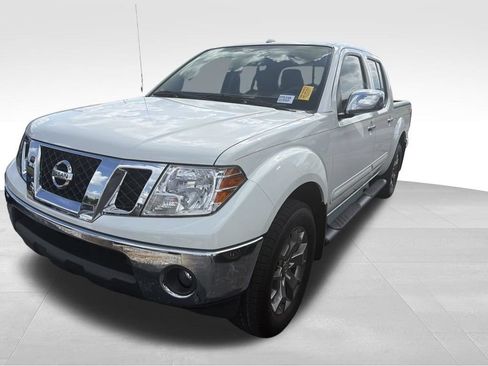 Used 2016 Nissan Frontier SL w/ Moonroof Package AWD/4WD image 2
