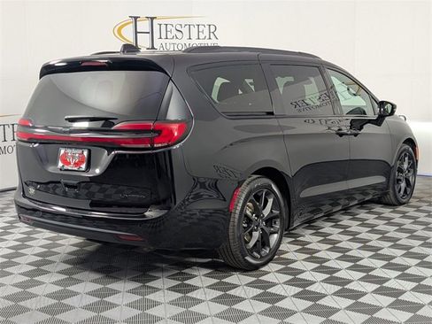 Used 2024 Chrysler Pacifica Limited w/ Uconnect Theater Family Group image 7