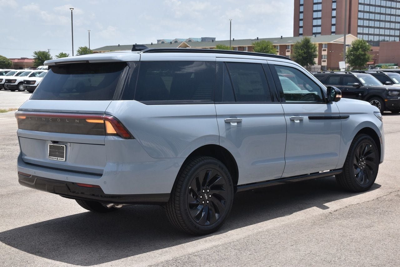 New 2027 Lincoln Navigator Reserve w/ Jet Appearance Package AWD/4WD image 6