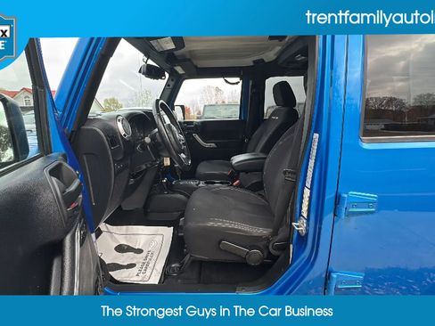 Used 2015 Jeep Wrangler Unlimited Rubicon w/ Connectivity Group image 18