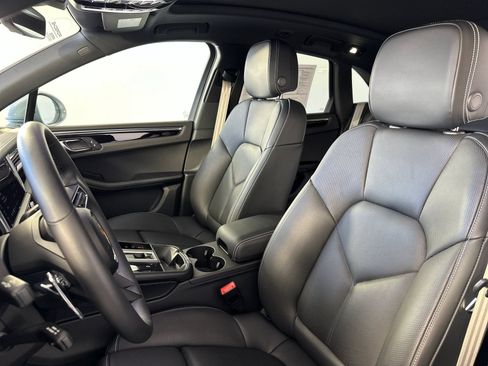 Certified 2025 Porsche Macan AWD/4WD image 5