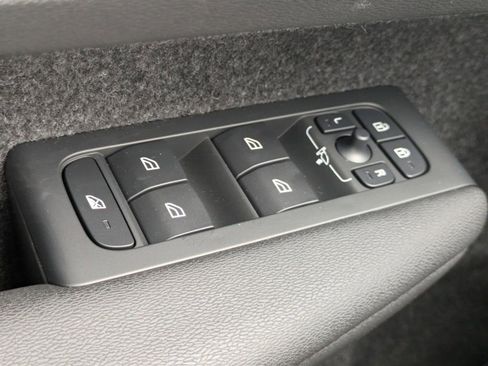 New 2025 Volvo XC40 B5 Core w/ Protection Package Premier image 29