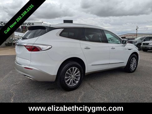 Used 2023 Buick Enclave Essence image 4