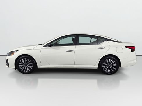 Used 2025 Nissan Altima 2.5 SV FWD image 2